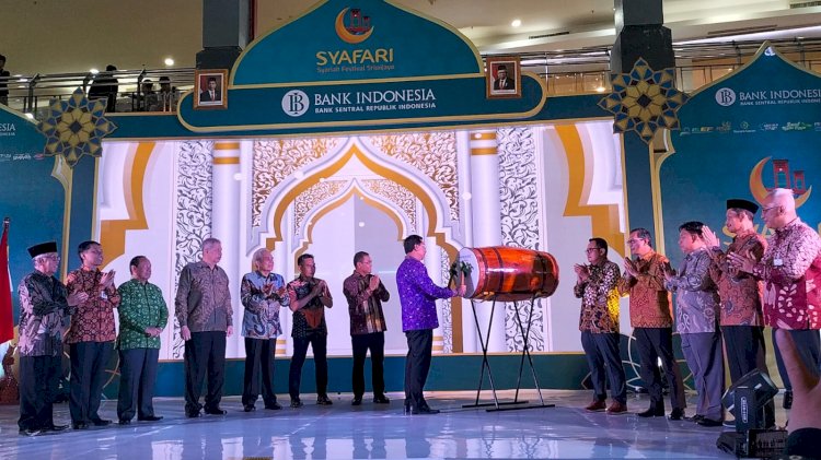 Pemukulan gendang tanda dimulainya kegiatan oleh Asisten II Bidang ekonomi dan Pembangunan Provinsi Sumatera Selatan, Ir. Basyaruddin Akhmad, M.Sc. mewakili Pj Gubernur Sumsel/ist