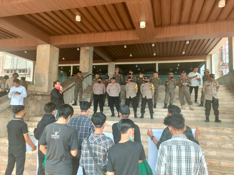 Koalisi Kawali Sumsel menggelar aksi di halaman DPRD Sumsel pada Senin (9/10) terkait belum maksimalnya penanganan Kebakaran hutan kebun dan lahan (Karhutbunla) hingga menyebabkan terjadinya kabut asap di Palembang. (ist/RMOLSumsel.id)
