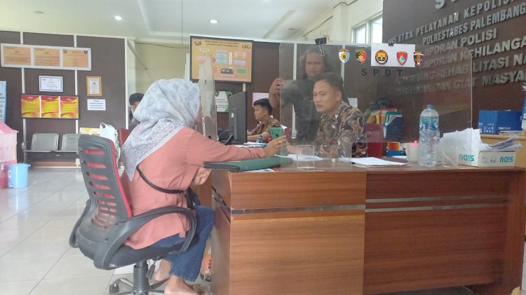 Korban Nilam ketika membuat laporan polisi di SPKT Polrestabes Palembang, Senin (9/10). (Denny Pratama/RMOLSumsel.id)