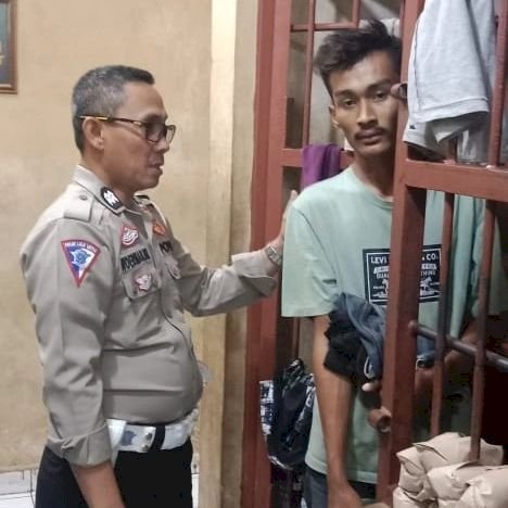 Sopir truk saat diamankan petugas Polres Banyuasin. (ist/rmolsumsel.id)