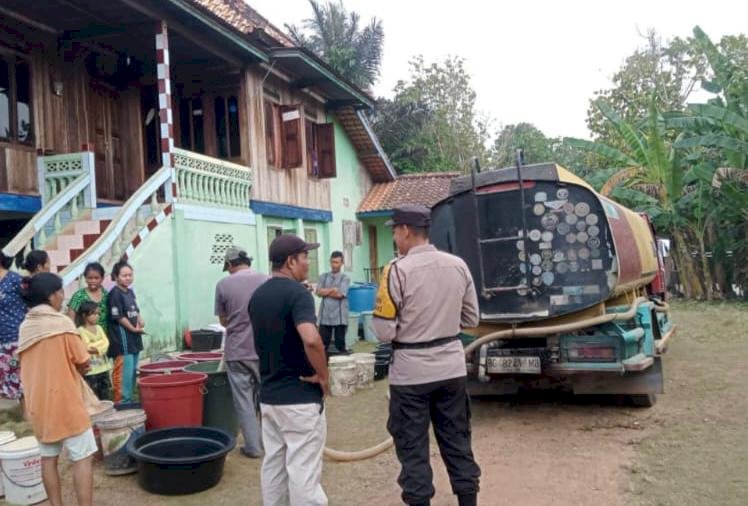 Polres Banyuasin menyalurkan bantuan air bersih bagi warga di Desa Sukaraja, Banyuasin III. (ist/rmolsumsel.id)