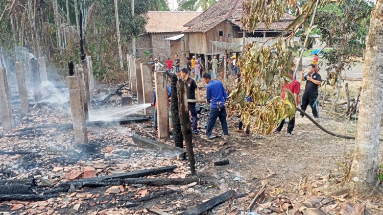 tiga unit rumah di Desa Adumanis, Kecamatan Semendawai Barat /ist