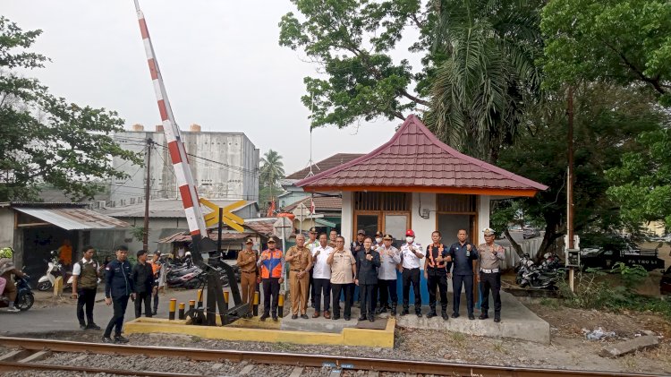 Pj Bupati Muara Enim, Ahmad Rizali secara simbolis laksanakan uji coba dan launching pengoperasian pintu perlintasan sebidang rel kereta api/Foto:Noviansyah