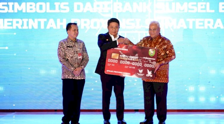 Momen Gubernur Sumsel Herman Deru berjabat dengan Direktur Utama BSB Achmad Syamsudin disaksikan Direktur Jenderal Bina Keuangan Daerah Kemendagri, Agus Fatoni dalam acara Launching Sistem Informasi Pemerintah Daerah (SIPD) Terintegrasi dengan Bank Sumsel Babel di Grand Ballroom Arya Duta Palembang/ist