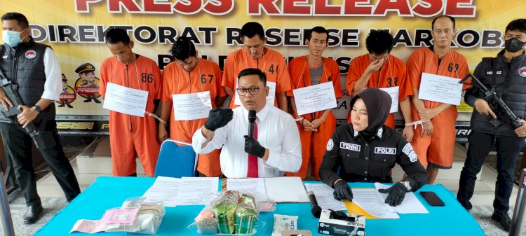 Wadir Reserse Narkoba Polda Sumsel AKBP Harissandi memimpin press rilis ungkap kasus Narkoba di Polda Sumsel . (Fauzi/RMOLSumsel.id)