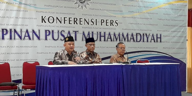 (Kiri ke kanan) Sekretaris Jenderal PP Muhammadiyah Abdul Mu'ti, Ketua Umum PP Muhammadiyah Haedar Nasir, dan Ketua Umum Hubungan Internasional PP Muhammadiyah Syafiq A. Mugni saat konferensi pers tentang konflik Israel-Palestina di Gedung Pusat Dakwah Muhammadiyah, Menteng, Jakarta Pusat pada Rabu, 11 Oktober 2023/RMOL