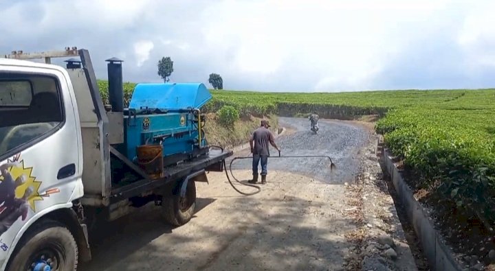 Proyek Pengerasan dan Pengaspalan Jalan Menuju Landas Pacu Paralayang Gunung Dempo Rp 21 Miliar Yang Di Soal DPRD (Taufik/RMOLSumsel.id)