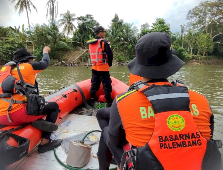 Tim SAR melakukan pencarian terhadap Ismail yang hilang usai mandi aliran sungai Komering. (ist/RMOLSumsel.id)