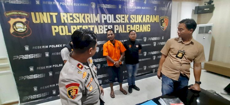 Hengky tersangka pencurian Iphone 14 Pro Max Korban Lakalantas saat dihadirkan di Polsek Sukarami Palembang . (Fauzi/RMOLSumsel.id)