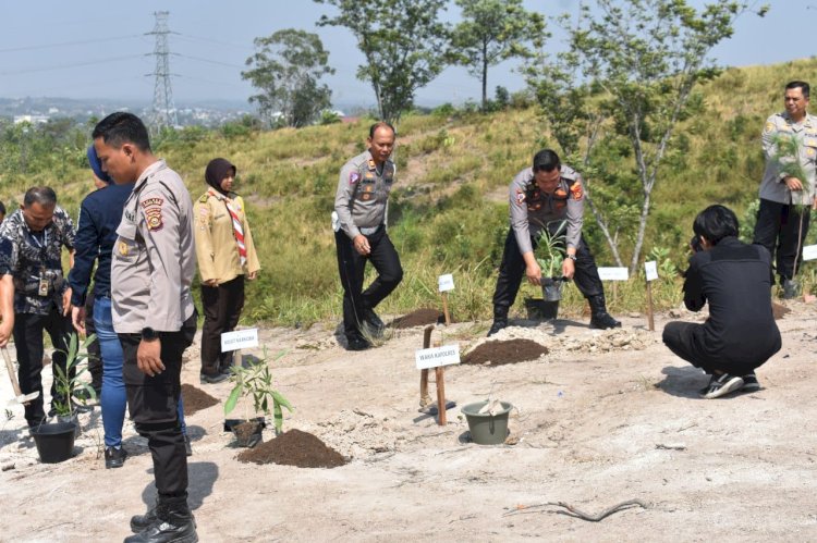 Antisipasi dampak kabut asap dan peduli lingkungan, Polres Muara Enim lakukan penanaman pohon/ist