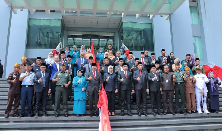 Momen Walikota Palembang Harnojoyo dan Wakil Walikota Fitriandi Agustinda berfoto dengan anggota DPRD Palembang usai Rapat Paripurna beberapa waktu lalu/ist
