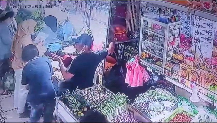 Rekaman kamera closed circuit television (CCTV) yang memperlihatkan aksi pengamen menggondol handphone pedagang sayur di Pasar Sako/repro