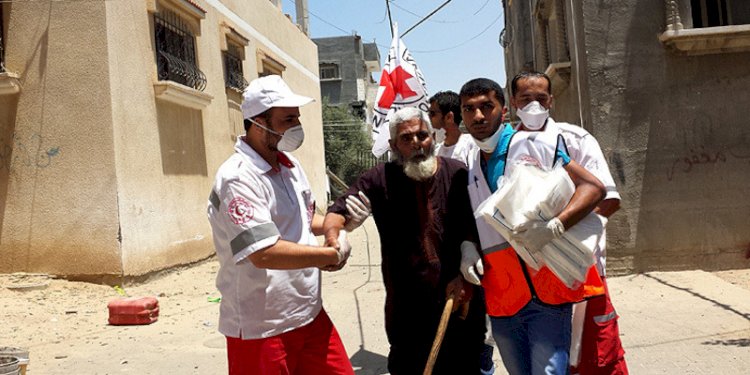 Petugas ICRC tengah membawa pria yang sedang sakit di wilayah Gaza/Net