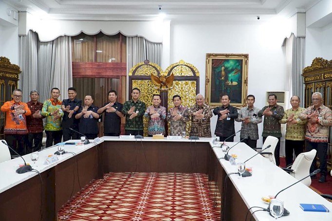 Pj Gubernur Sumsel, Agus Fatoni Fatoni saat menerima audiensi Direktur Utama BSB dan jajaran bertempat di ruang rapat Griya Agung Palembang. (ist/rmolsumsel.id)