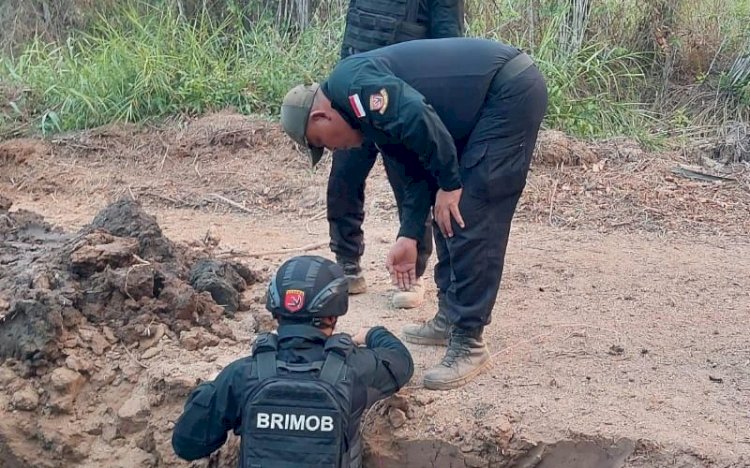 Petugas Sat Brimob Polda Sumsel saat mengevakuasi dua buah mortir peninggalan penjajahan Jepang di Desa Cinta Manis, Banyuasin. (ist/rmolsumsel.id)