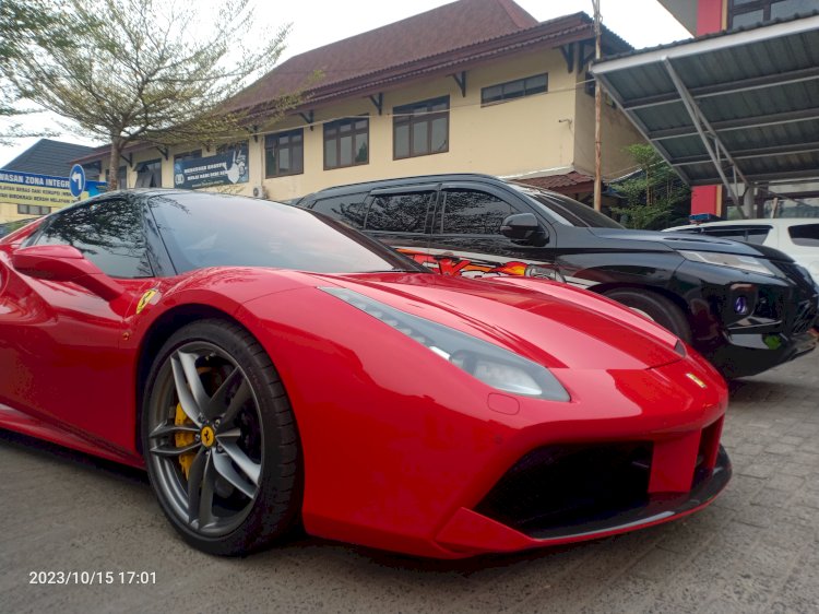  Mobil Ferrari dan Pajero yang viral di medsos melakukan balap liar setelah diamankan di Polrestabes Palembang. (Denny Pratama/RMOLSumsel.id)