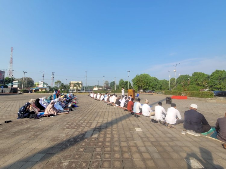  Pj Bupati saat melaksanakan solat istisqa. (Salim/RMOLSumsel.id)