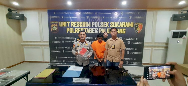 Kapolsek Sukarami Kompol M Ikang Ade Putra menunjukkan barang bukti pisau yang digunakan pelaku menusuk korban. (Fauzi/RMOLSumsel.id)