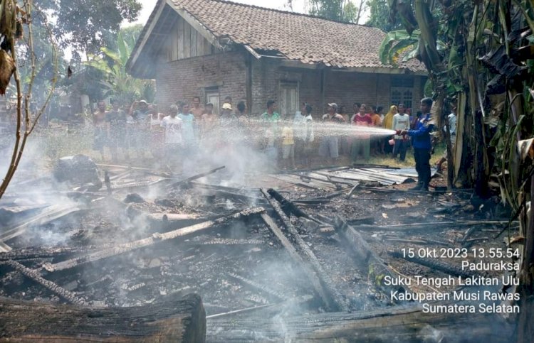 Kondisi kebakaran rumah Mbah Hadi yang terbakar di Musi Rawas, karena lupa mematikan kompor. (ist/RMOLSumsel.id)