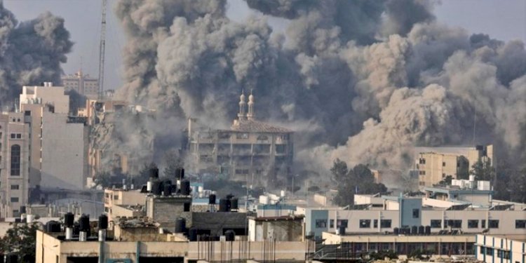 Asap hitam mengepul di Gaza akibat serangan Israel/Reuters