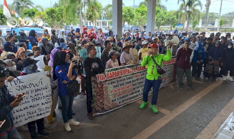 Ratusan massa dari  Dusun Teloko, Kabupaten Ogan Komering Ilir menuntut realisasi plasma dari PT Kelantan Sakti/Foto:Hari Wijaya