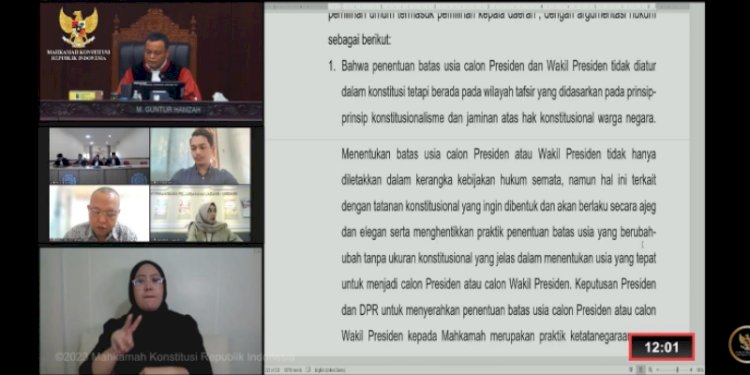 Hakim Konstitusi Guntur Hamzah saat membacakan dissenting opinion dalam sidang putusan perkara 29/PUU-XXI/2023 yang diajukan Partai Solidaritas Indonesia (PSI), di Gedung Mahkamah Konstitusi (MK), Jalan Medan Merdeka Barat, Jakarta Pusat, Senin (16/10)/Rep