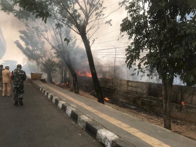 Kobaran api saat membakar lahan kosong di Jalan Kol H Burlian KM 8,5 Palembang . (Fauzi/RMOLSumsel.id)