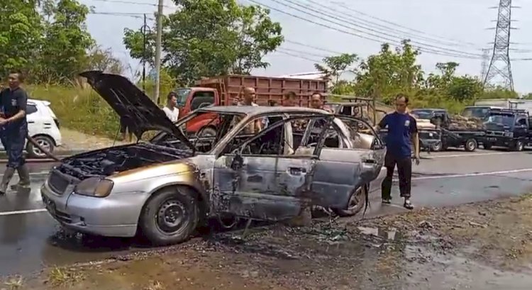 Kondisi mobil Suzuki Baleno hangus terbakar di Jalinsum Desa Pesang, Kecamatan Muara Beliti, Kabupaten Musi Rawas. (ist/RMOLSumsel.id)