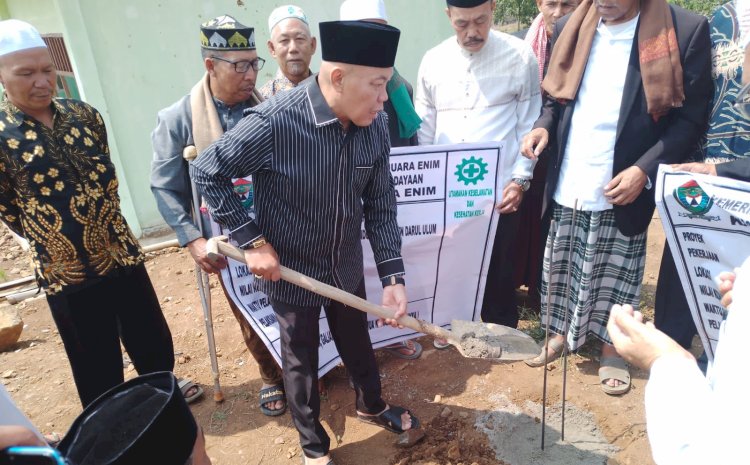 Anggota DPRD Muara Enim, Kasman MA lakukan peletakan batu pertama pembangunan ruang Ponpes Darul Ulum dan Gor Serba Guna Desa Segamit, Muara Enim/ist