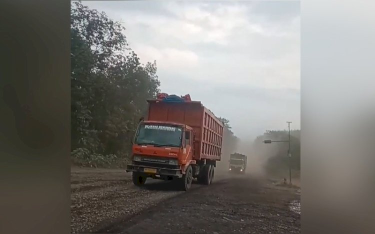 Angkutan Batubara yang melintas di Jalan Servo/ist