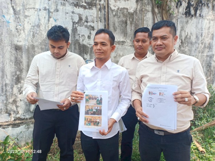 Kades Tanjung Makmur Teguh didampingi Kuasa Hukum Novel Sua saat memberikan klarfikasi kepada awak media. (Denny Pratama/RMOLSumsel.id)