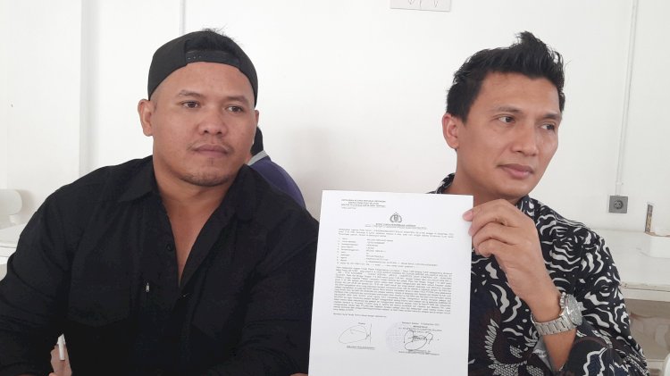William Herlan Manik (kiri) korban pengancaman didampingi kuasa hukumnya Barita Uli Lumbantobing SH MH menunjukkan bukti laporan polisi dihadapan wartawan /Foto:Fauzi