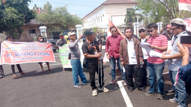 Ratusan massa dari eks KUD Minanga Ogan dan Relawan Anti Mafia Tanah, menggelar aksi di Kantor BPN Kabupaten OKU dan Kejaksaan Negeri/ist