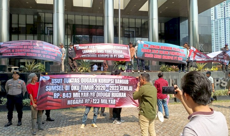 Puluhan massa dari Komunitas Masyarakat Anti Korupsi Indonesia (k-MAKI) menggelar aksi di depan gedung KPK RI/ist