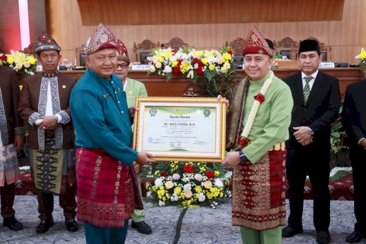 enjabat (Pj) Gubernur Sumatera Selatan (Sumsel) Agus Fatoni diberi gelar adat ‘Pangeran Batuah Seketi’ bermakna Pemimpin yang Berkeadilan dan Pengayom/ist