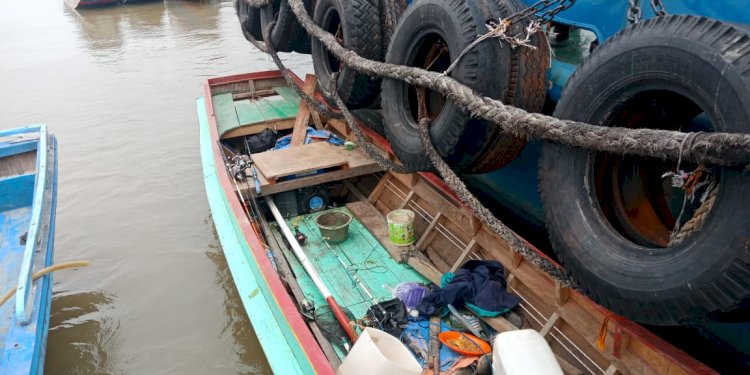 Kondisi perahu ketek yang terbalik usai ditabrak tongkang. Dari kejadian tersebut, tiga orang pemancing hilang dan masih dalam pencarian. (ist/RMOLSumsel.id)