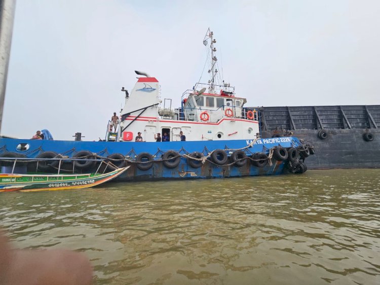 Tugboat yang menabrak perahu ketek diperiksa oleh petugas Polairud Polda Sumsel, Kamis (19/10). (ist/RMOLSumsel.id)