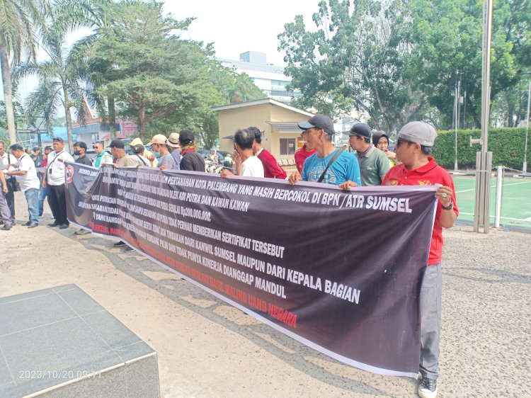 Massa BPI KNPR RI kembali melakukan aksi demo ke BPN Sumsel untuk mendesak institusi itu mengusut mafia tanah yang ada di BPN Palembang. (ist/rmolsumsel.id) 