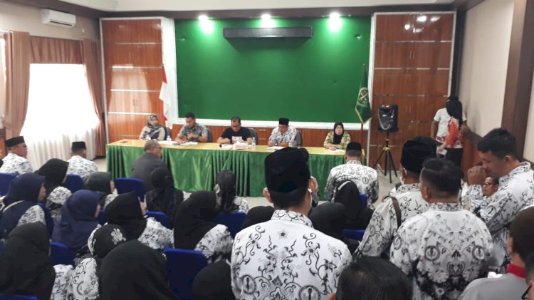 Ratusan guru yang tergabung dalam PGRI Kota Lubuklinggau melakukan audensi dengam Kajari. (ist/RMOLSumsel.id)