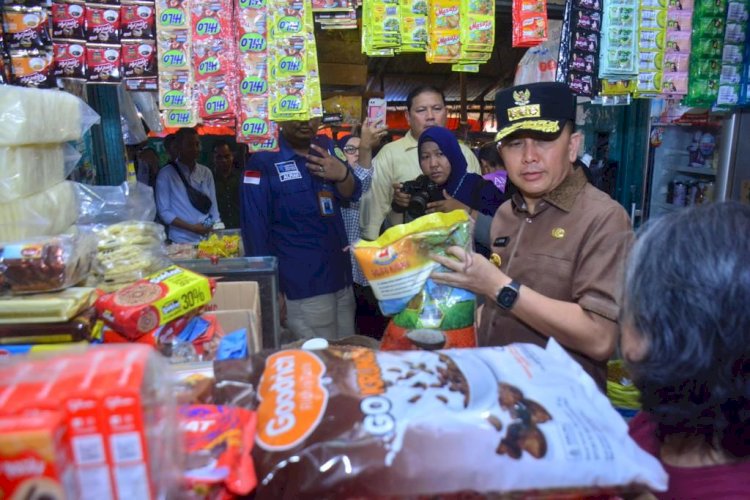 Pj Gubernur Sumsel Agus Fatoni meninjau harga beras di pasar tradisional/ist