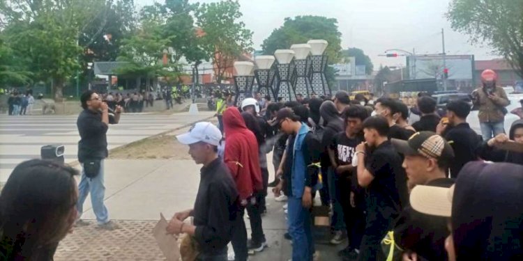 Aliansi Pemuda Sumatera Selatan dalam aksi unjuk rasa di Monumen Perjuangan Rakyat (Monpera), Kota Palembang, Sumatera Selatan/Ist