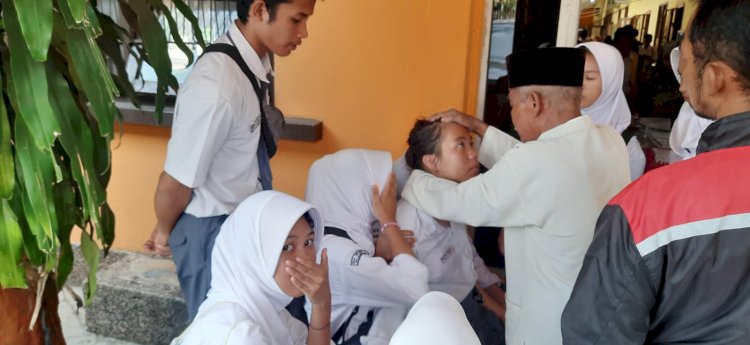 Kondisi pelajar di SMA Negeri 2 Palembang mengalami kesurupan massal. (Fauzi/RMOLSumsel.id)