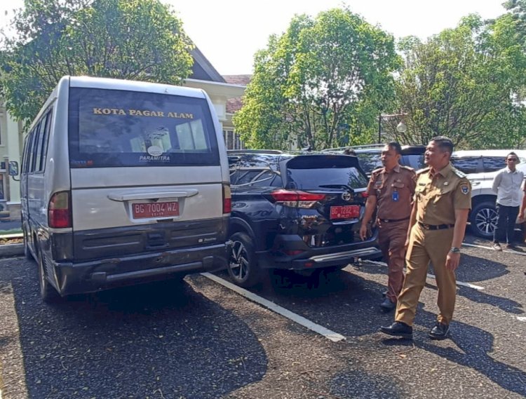 Pj Walikota Pagar Alam saat melihat kondisi kendaraan dinas. (ist/RMOLSumsel.id)