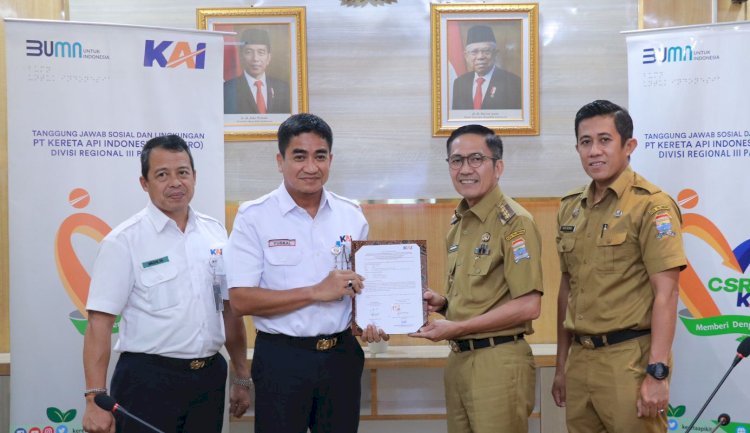 PT Kereta Api Indonesia (Persero) memberikan bantuan CSR 3 (tiga) unit kontainer sampah yang telah dimodifikasi kepada pemerintah Kota Palembang/ist