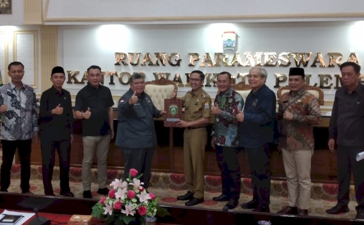Foto bersama Pj Walikota Palembang Ratu Dewa dan  anggota DPRD Sumsel asal Daerah Pemilihan II kota Palembang dalam kegiatan Reses/Foto: Dudy Oskandar/RMOL