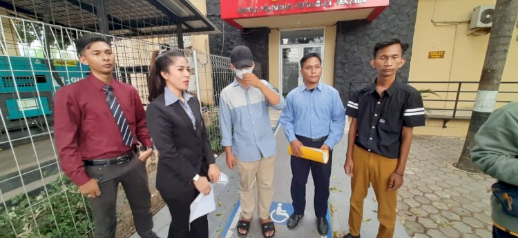 Mahasiswa UIN Raden Fatah Palembang berinisial RS didampingi kuasa hukumnya melapor ke Polda Sumsel terkait pencabulan yang dilakukan seniornya/Foto:Fauzi
