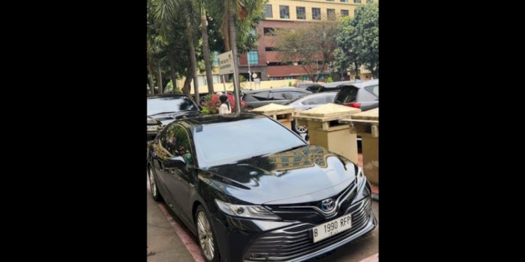 Mobil Toyota Camry yang diduga ditumpangi Ketua KPK Firli Bahuri terparkir di Mabes Polri/Ist