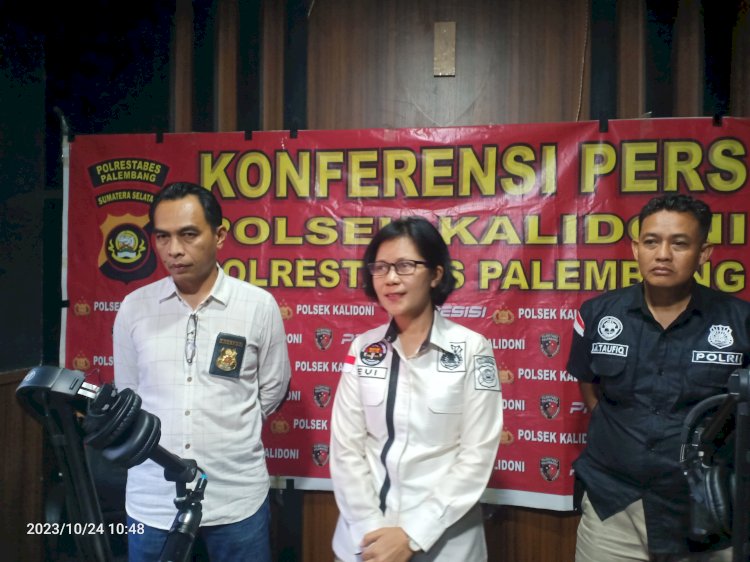 Kasi Humas Polrestabes Palembang Kompol Evial didampingi Kanit Res Ipda Damiri saat memberikan keterangan pers. (Denny Pratama/RMOLSumsel.id)