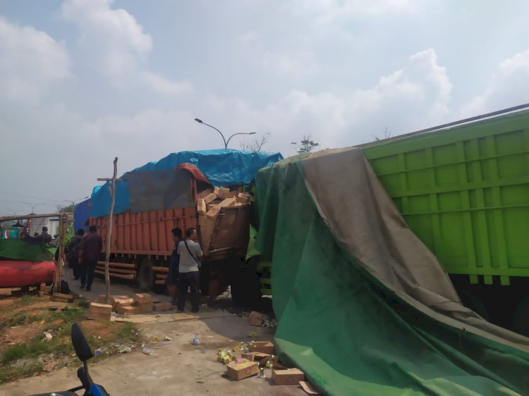 Kondisi truk barang yang ditabrak tronton di Jalan By Pass Alang-Alang Lebar Palembang . (Fauzi/RMOLSumsel.id)