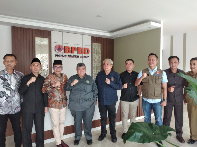 Kepala BPBD Sumsel, M Iqbal Alisyahbana  foto bersama anggota DPRD Sumsel asal Daerah Pemilihan II kota Palembang. (dudy oskandar/rmolsumsel.id)